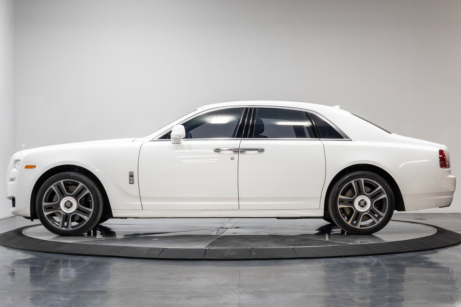 Used 2016 Rolls-Royce Ghost image 24