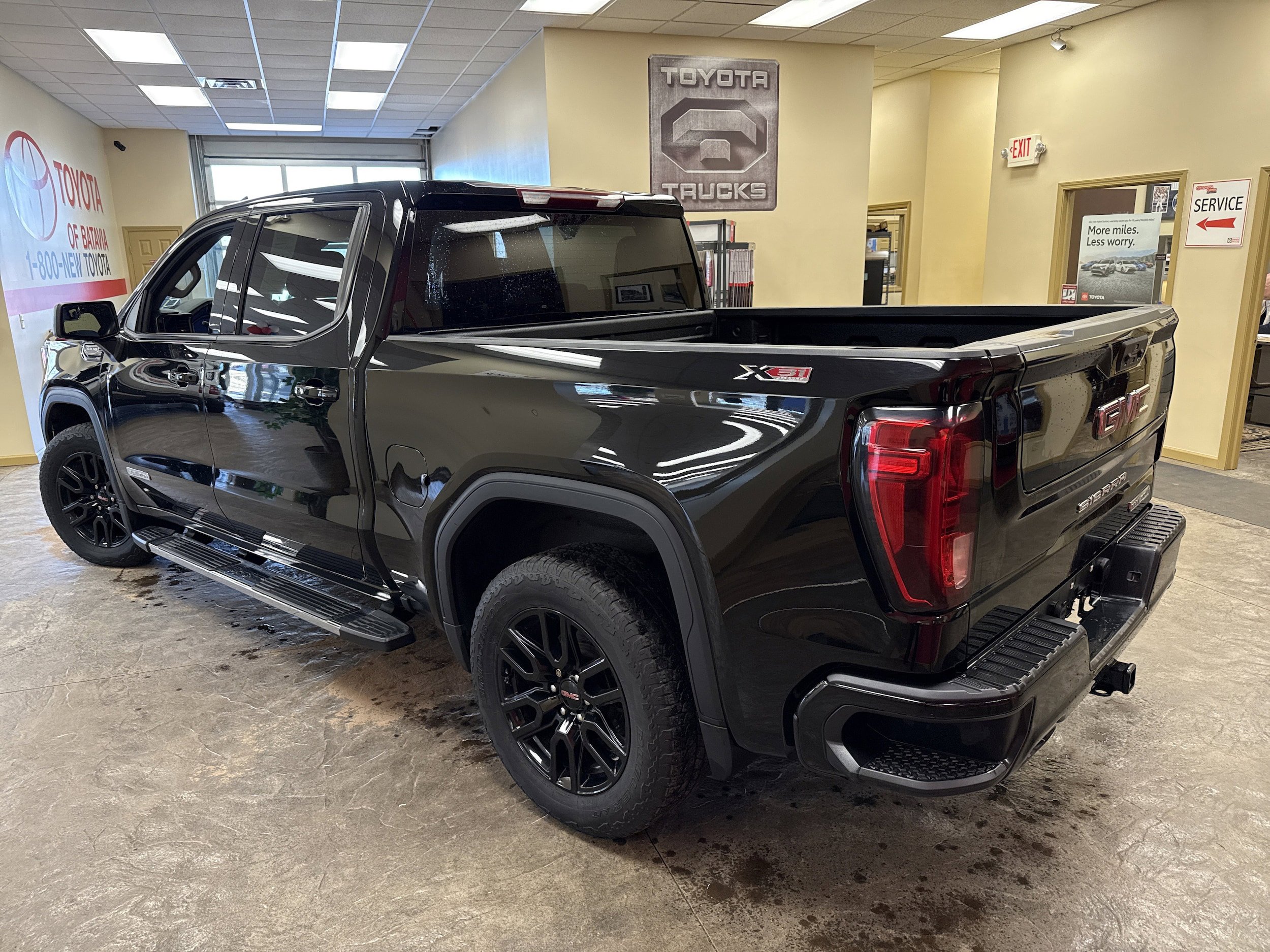 Used 2023 GMC Sierra 1500 Elevation w/ X31 Off-Road Package AWD/4WD image 9