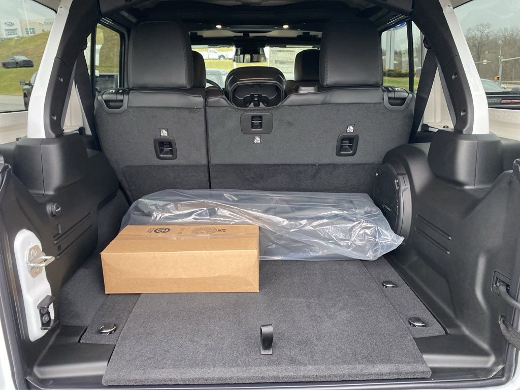 New 2026 Jeep Wrangler Unlimited Rubicon w/ Technology Group image 18
