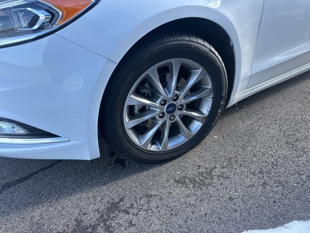 Used 2017 Ford Fusion SE w/ Fusion SE Technology Package image 16