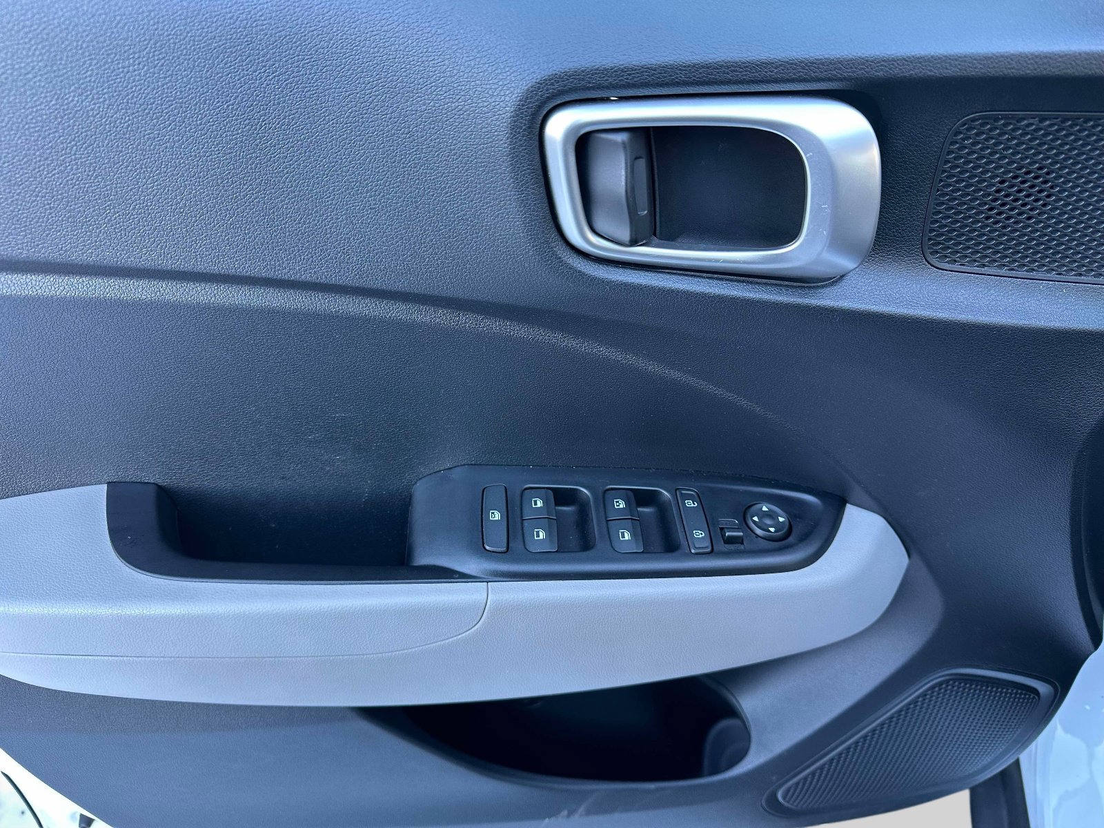 Used 2022 Hyundai Venue SEL w/ Cargo Package image 15