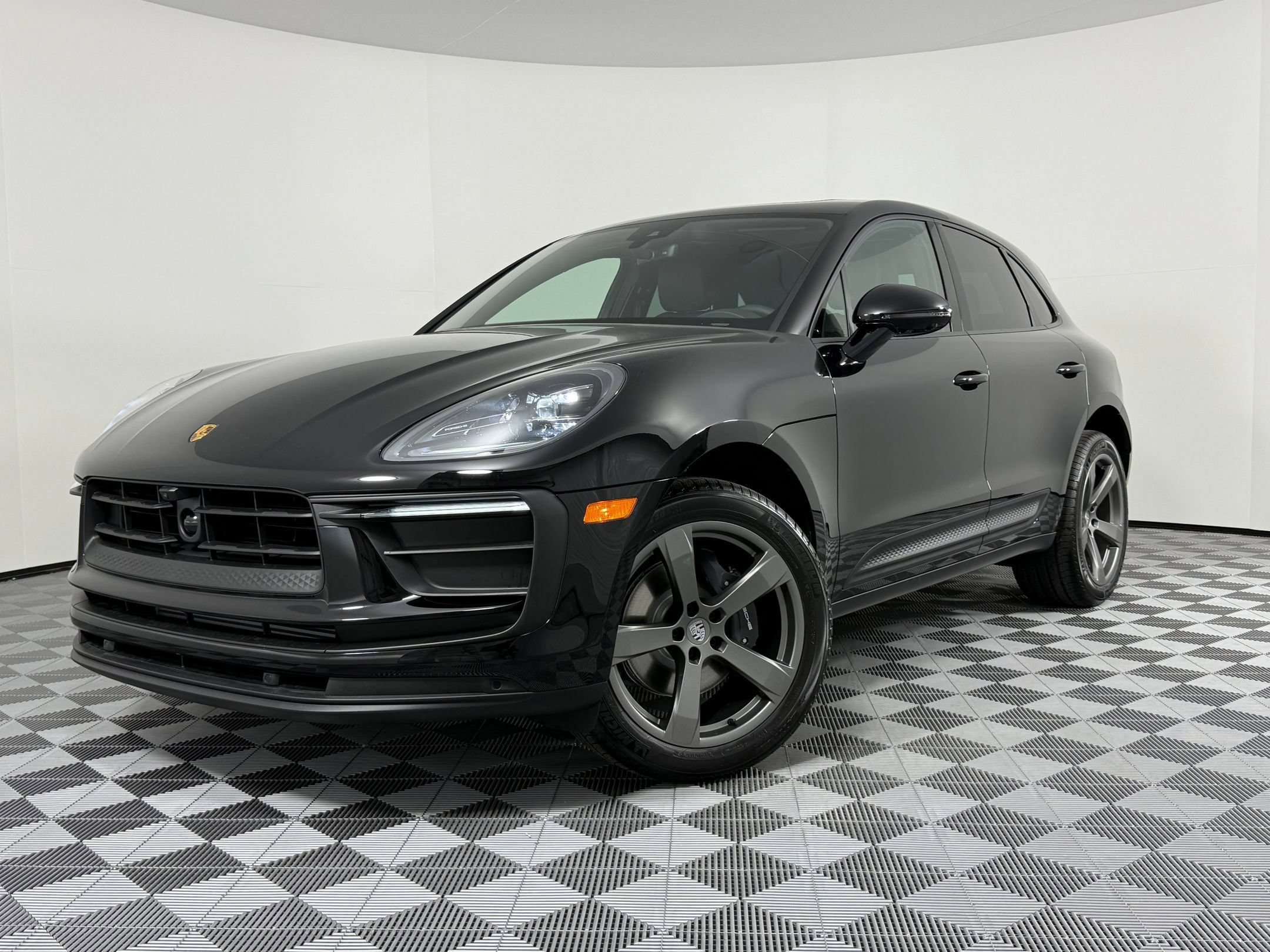 Certified 2026 Porsche Macan AWD/4WD image 1