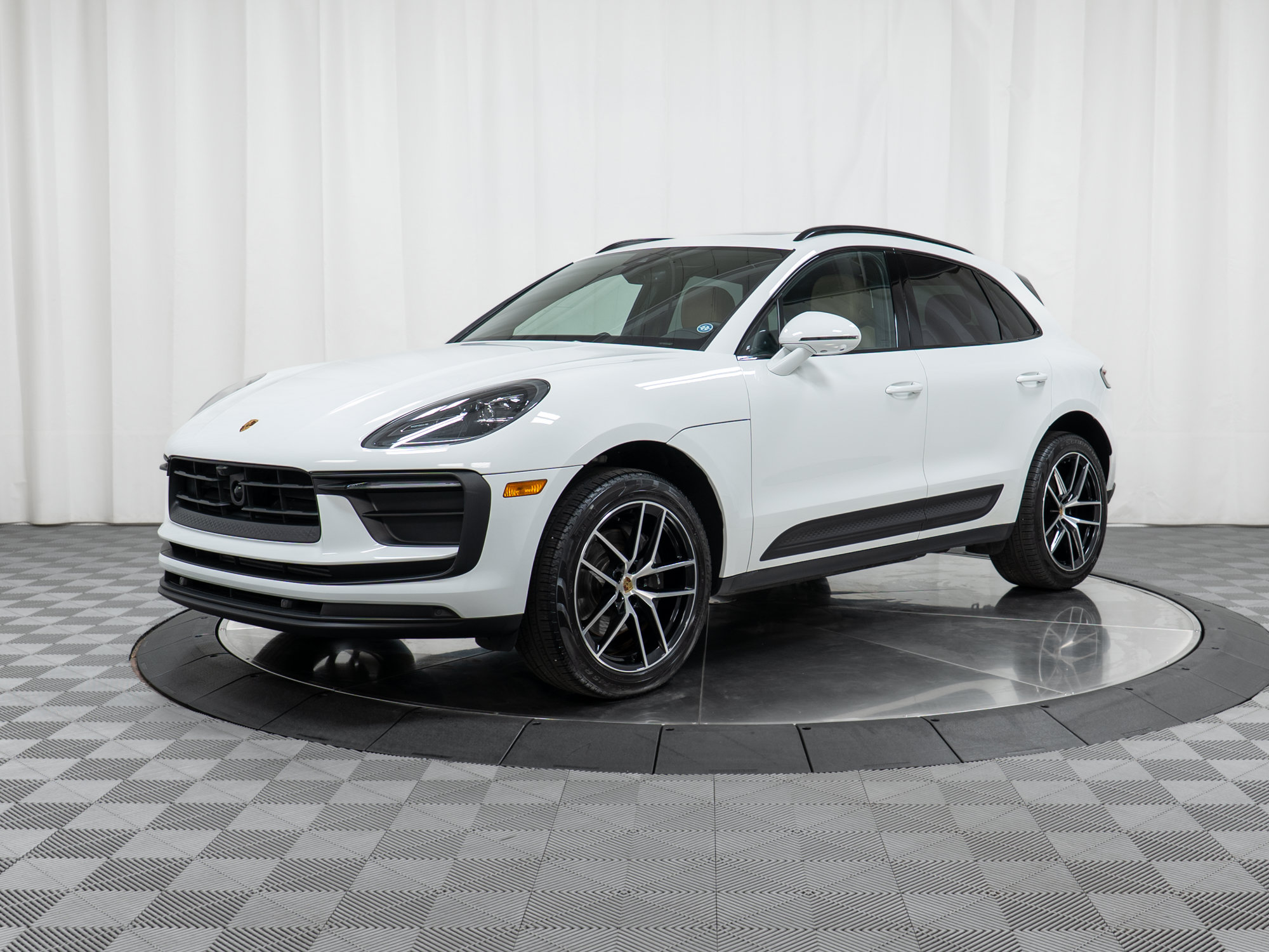 Certified 2022 Porsche Macan AWD/4WD image 1