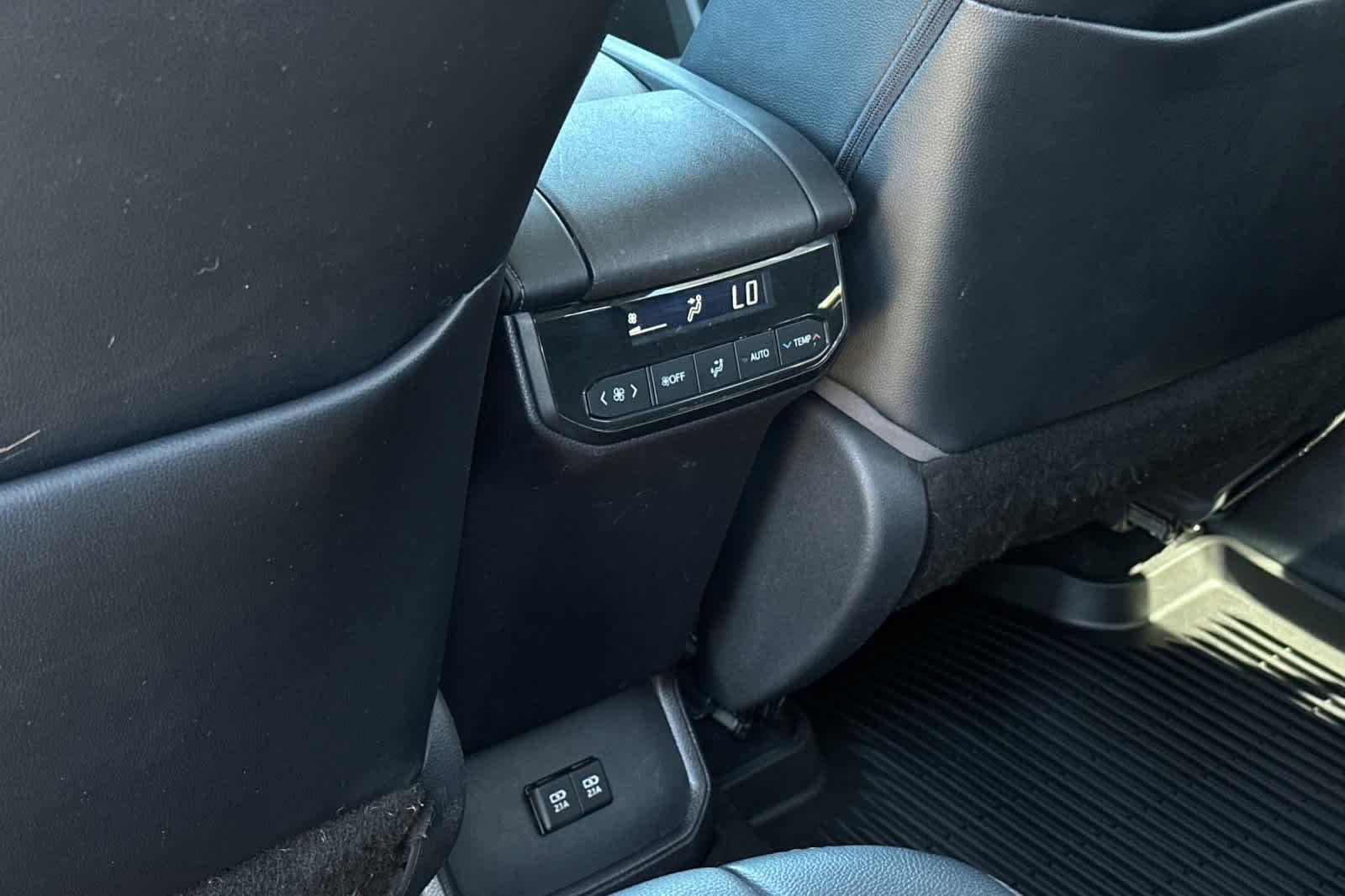 Used 2021 Toyota Highlander XLE AWD/4WD image 14