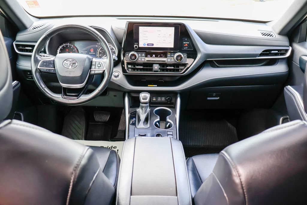 Used 2023 Toyota Highlander XSE FWD image 8
