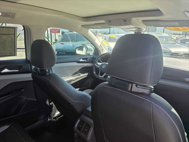 Used 2022 Volkswagen Taos SEL w/ Panoramic Sunroof Package image 15