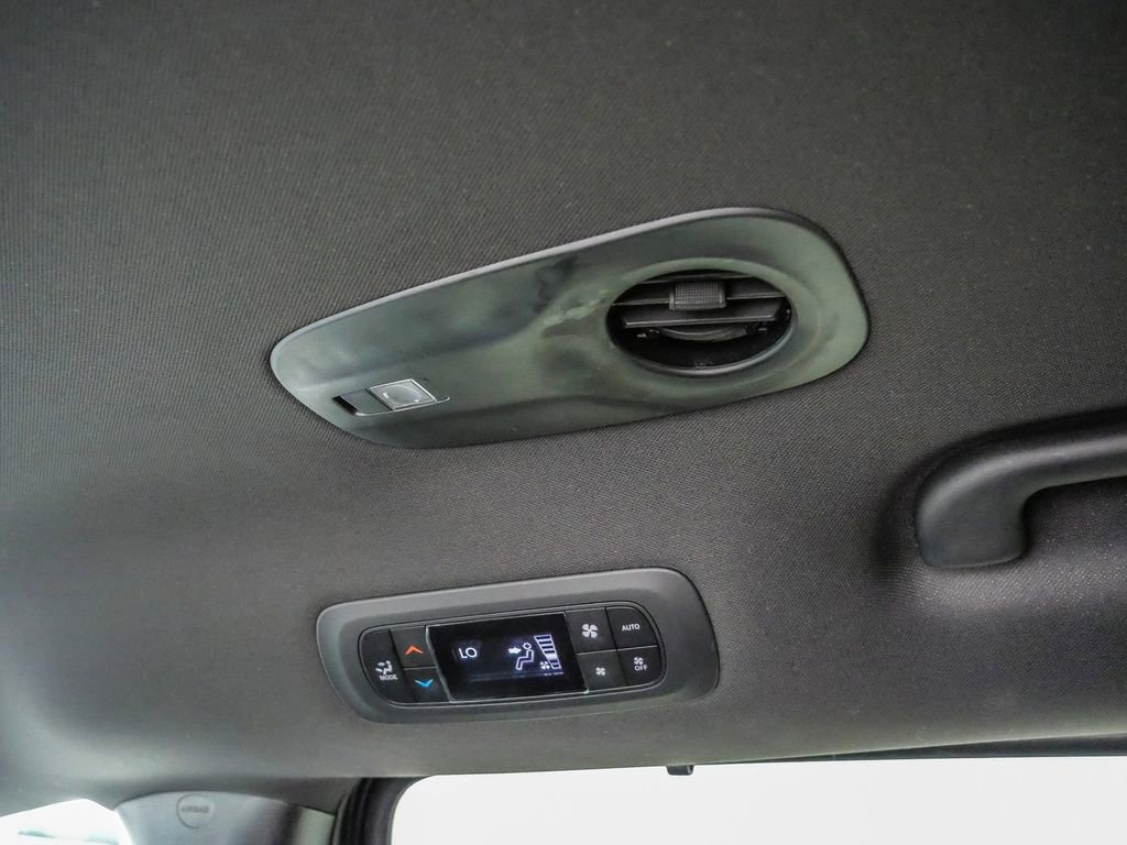 Used 2025 Chrysler Pacifica Select image 25