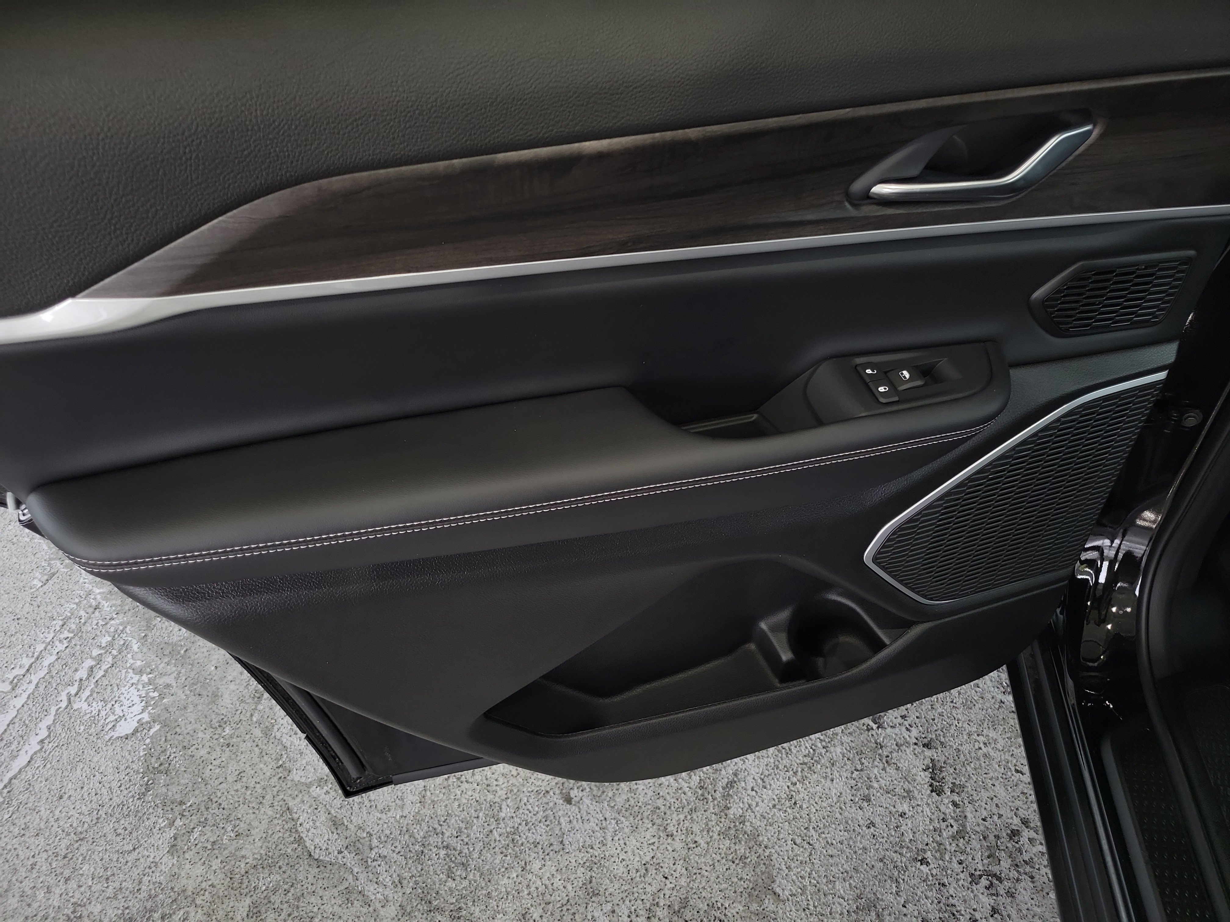 New 2026 Jeep Grand Cherokee L Limited RWD image 13
