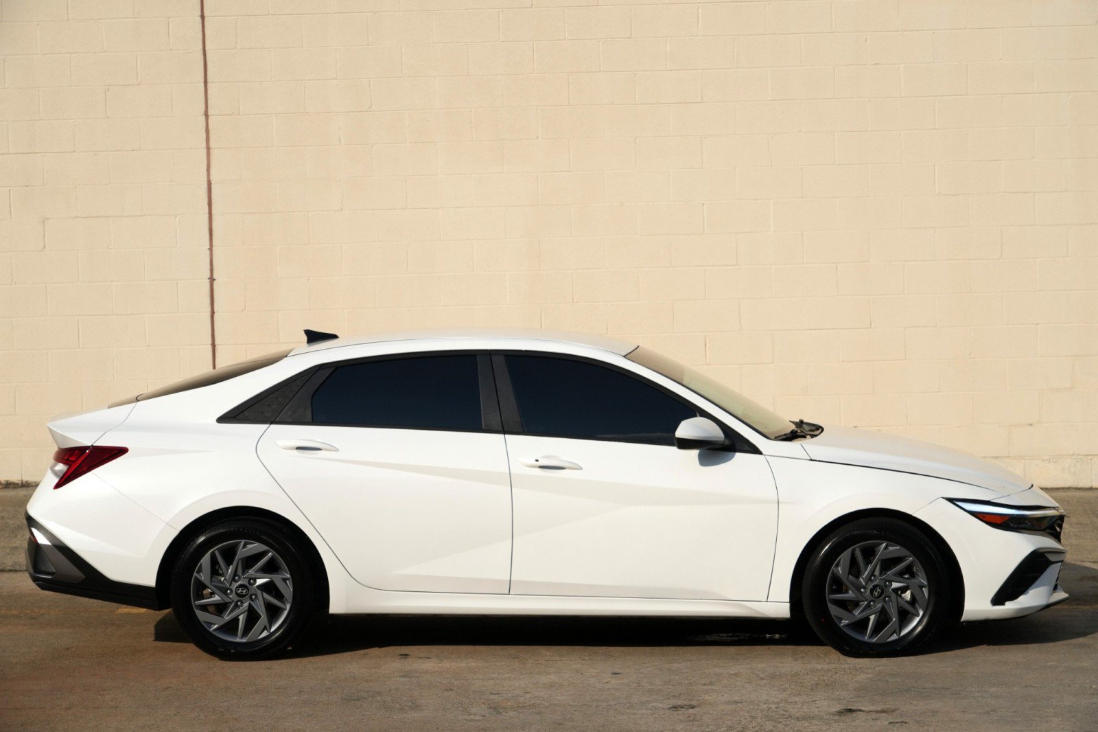 Used 2025 Hyundai Elantra Hybrid FWD image 45