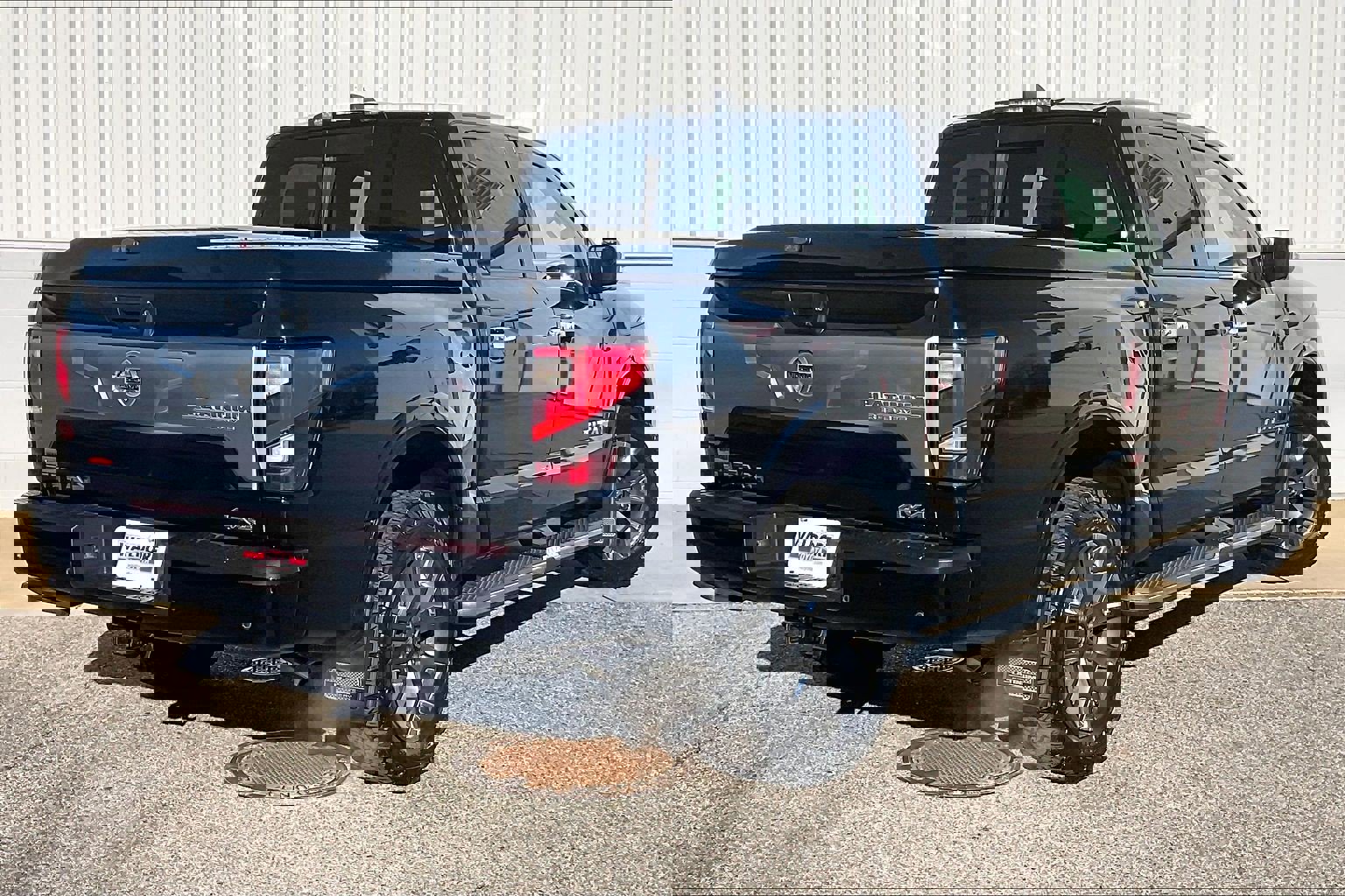 Used 2022 Nissan Titan Platinum Reserve w/ Moonroof Package image 17