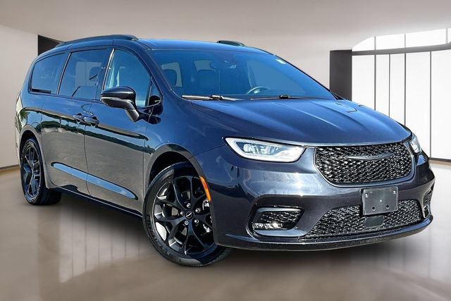 Used 2021 Chrysler Pacifica Touring-L w/ Uconnect Theater Family Group FWD image 3