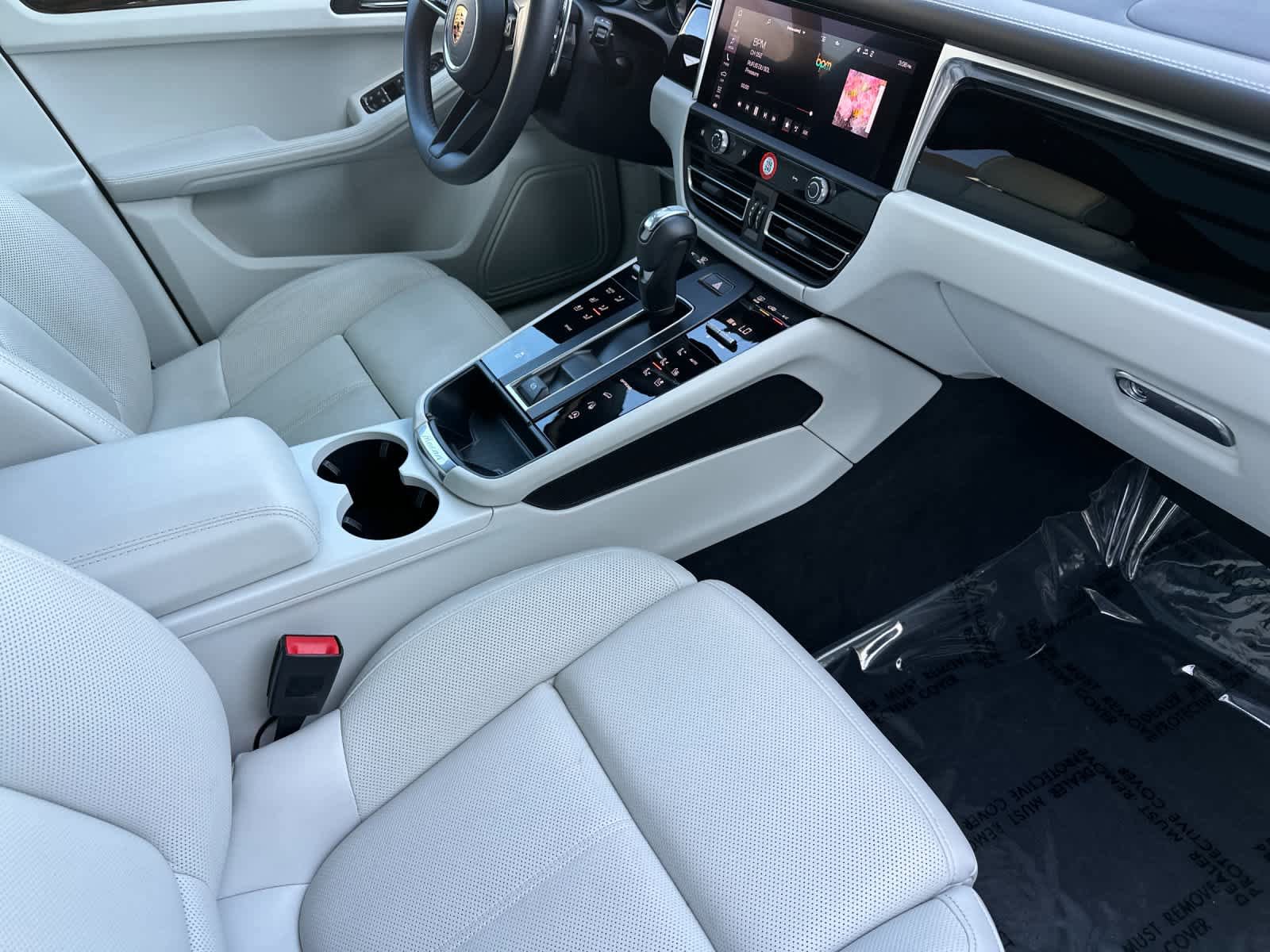 Certified 2025 Porsche Macan AWD/4WD image 17