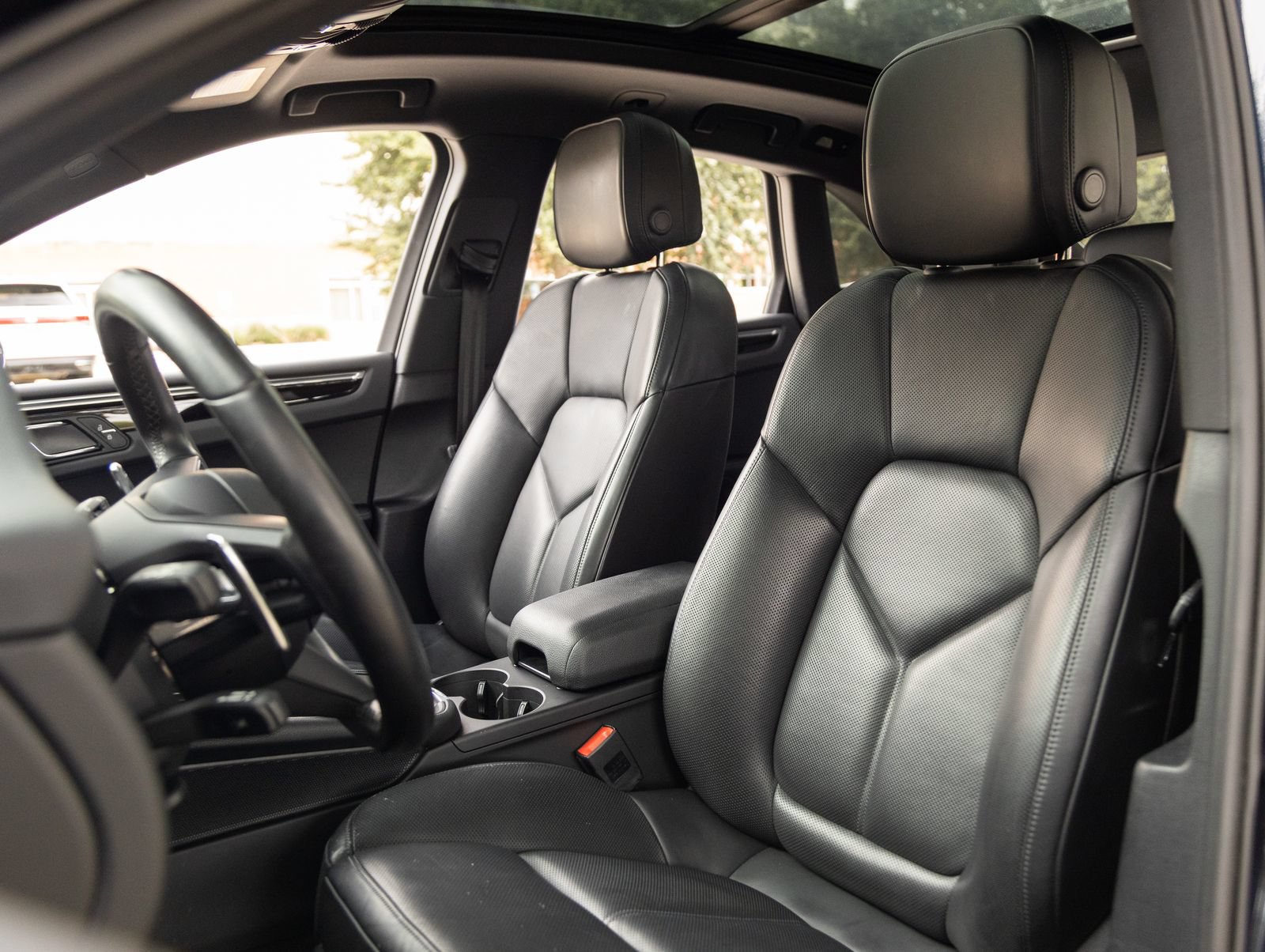 Certified 2023 Porsche Macan AWD/4WD image 5