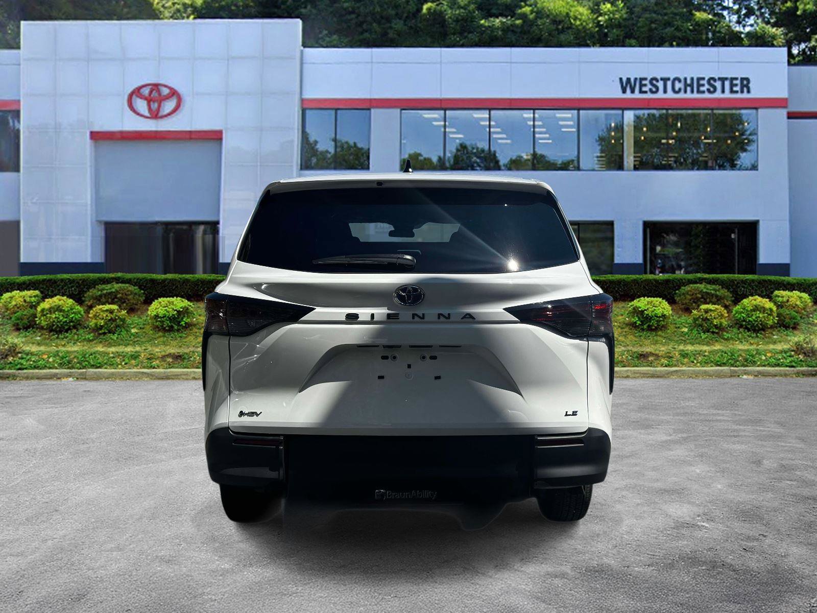 Used 2025 Toyota Sienna LE FWD image 6
