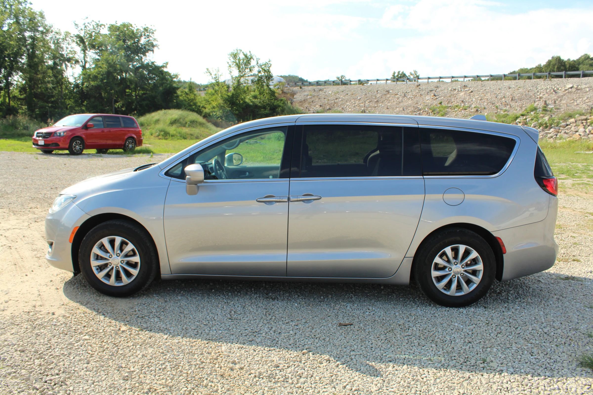 Used 2019 Chrysler Pacifica Touring Plus image 2