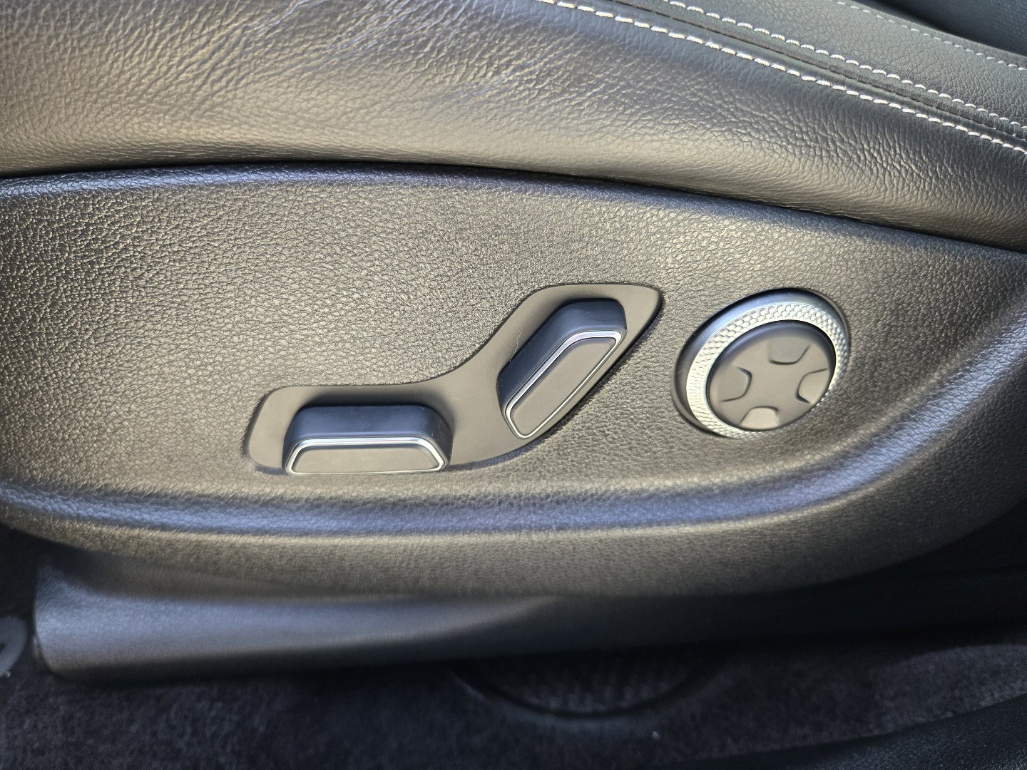 Used 2022 Genesis GV70 2.5T w/ Select Package AWD/4WD image 12