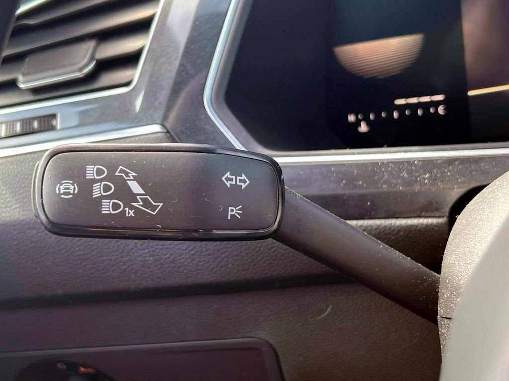 Used 2022 Volkswagen Tiguan SE R-Line image 24