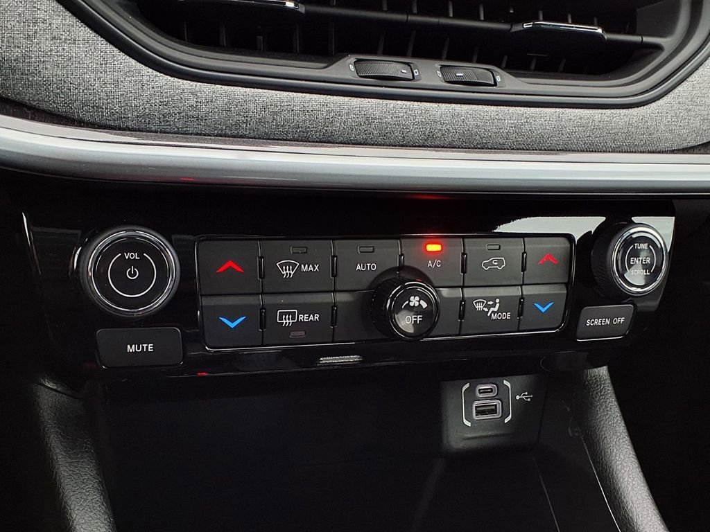 Used 2023 Jeep Compass Latitude w/ Convenience Group AWD/4WD image 9
