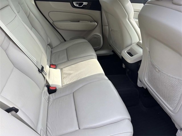 Used 2021 Volvo XC60 T5 Momentum w/ Premium Package image 22