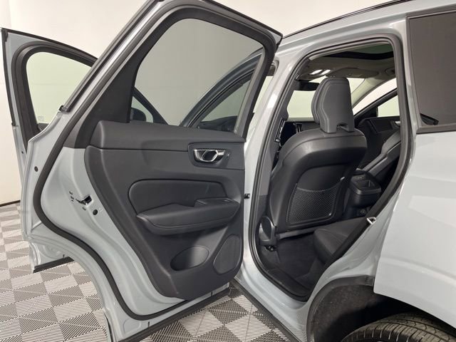 Used 2025 Volvo XC60 B5 Plus image 40