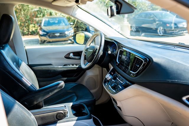 Used 2020 Chrysler Pacifica Limited image 24