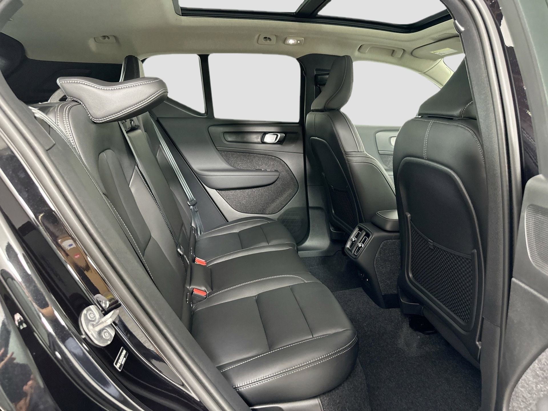 New 2025 Volvo XC40 B5 Core w/ Protection Package Premier image 18