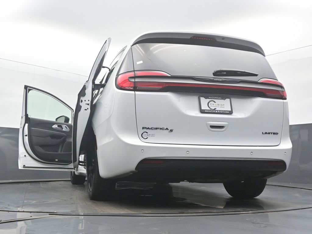 Used 2025 Chrysler Pacifica Limited image 60