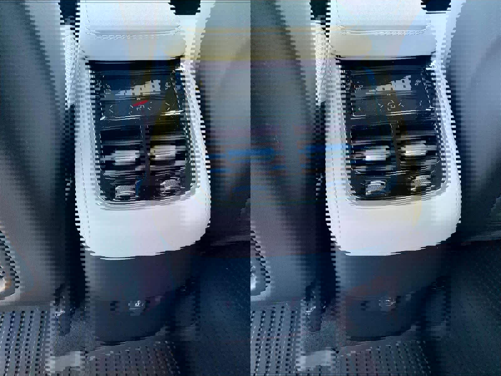 New 2026 Volvo XC90 B5 Plus w/ Protection Package Premier image 16