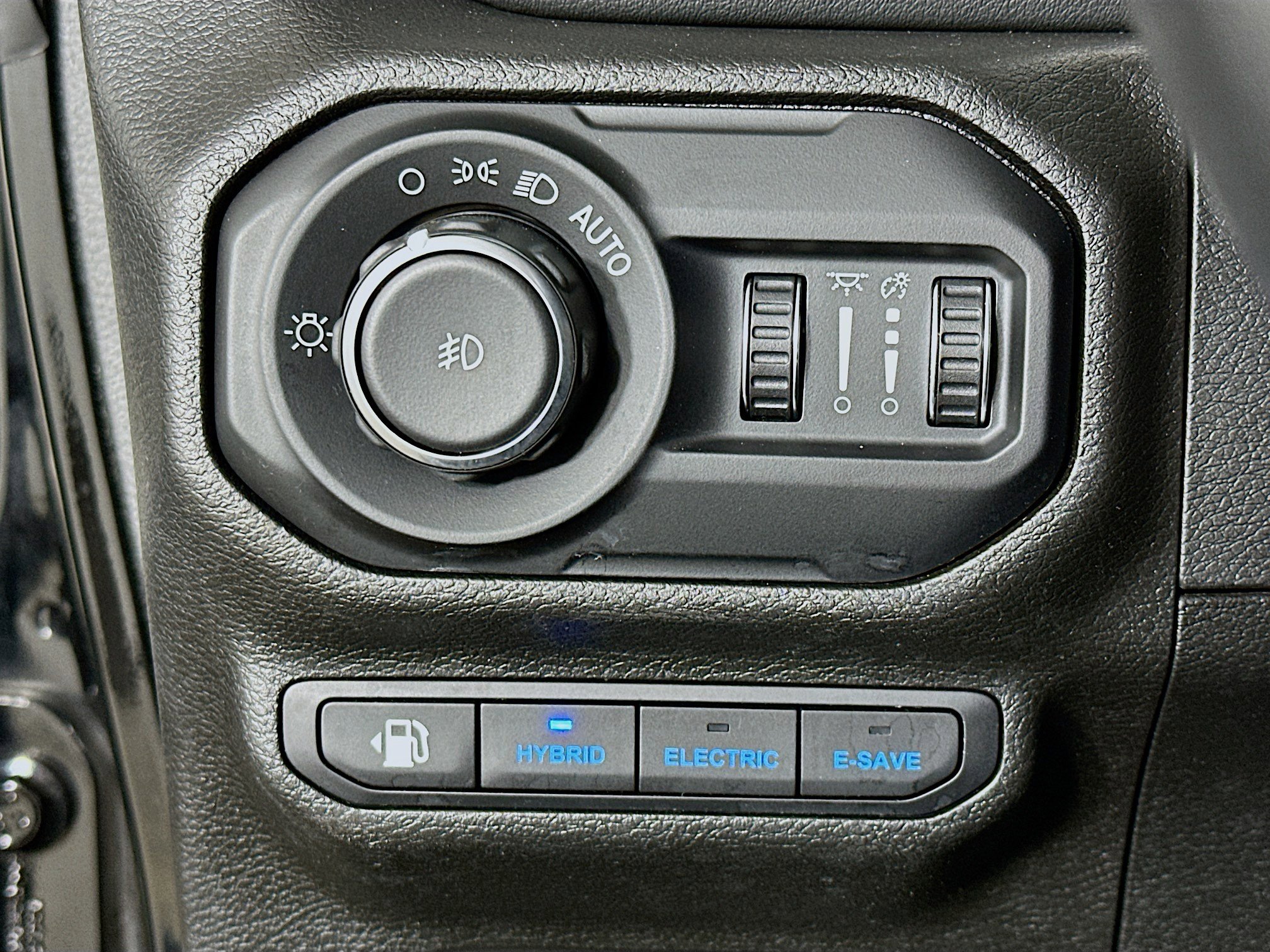 Used 2022 Jeep Wrangler Sahara w/ Cold Weather Group image 17