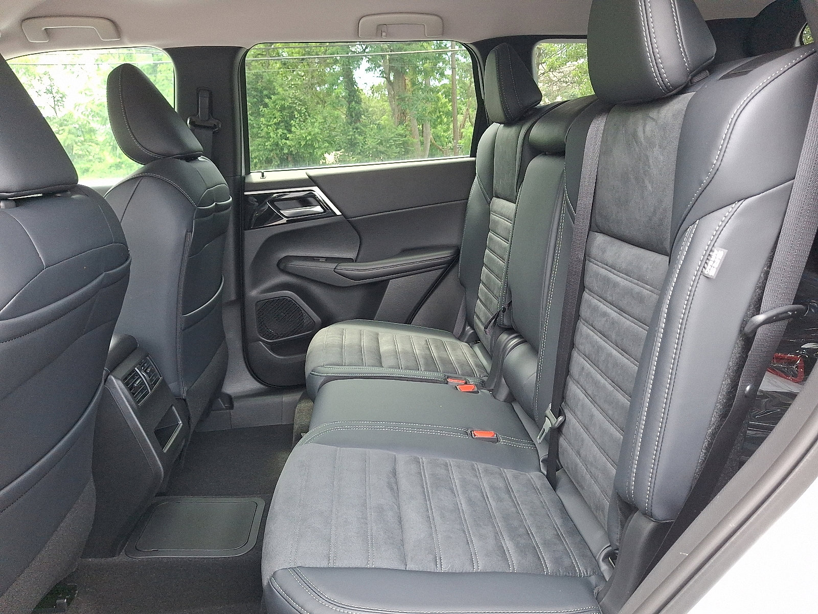 New 2025 Mitsubishi Outlander SE image 10