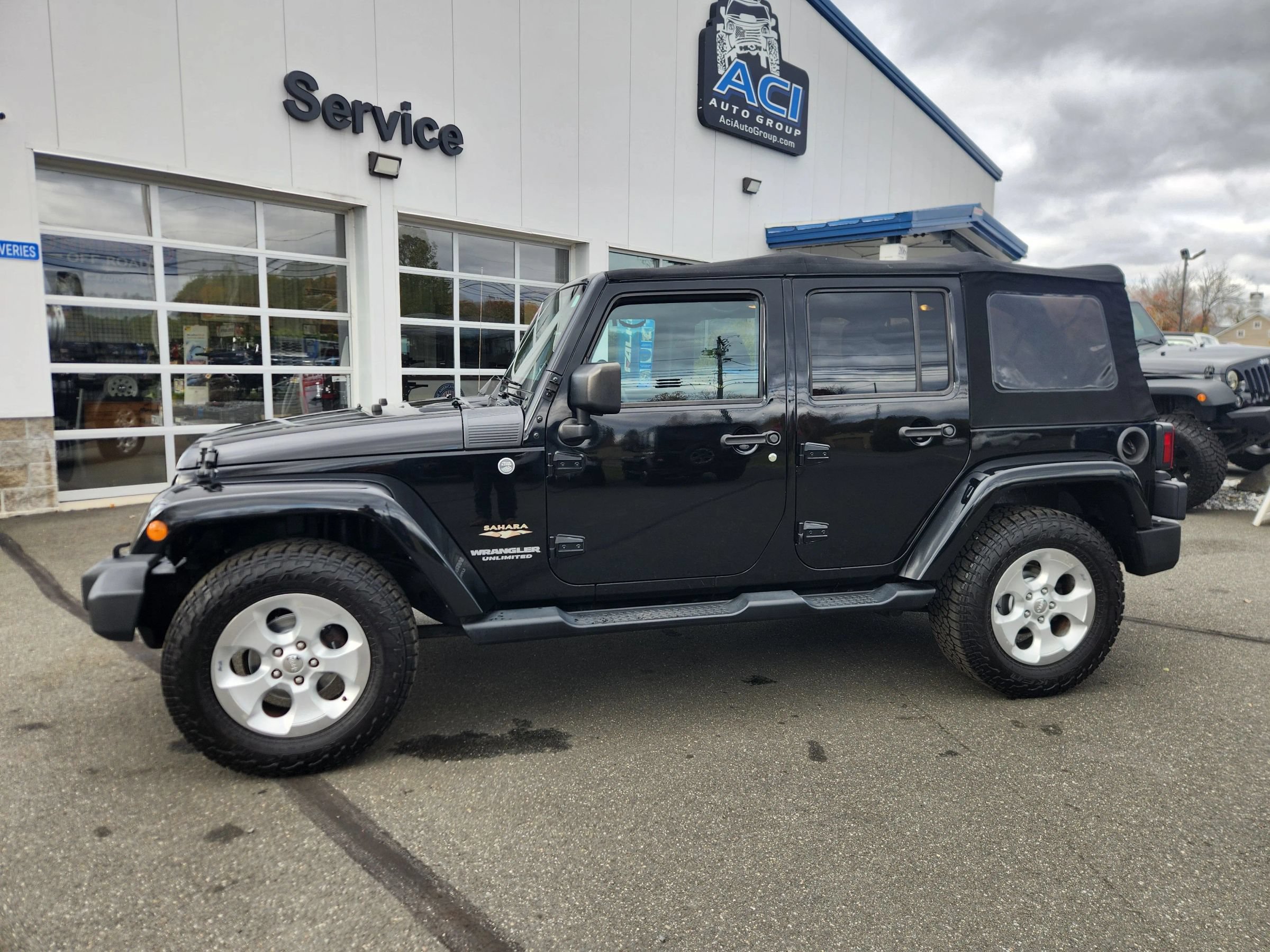 Used 2015 Jeep Wrangler Unlimited Sahara w/ Connectivity Group AWD/4WD image 8