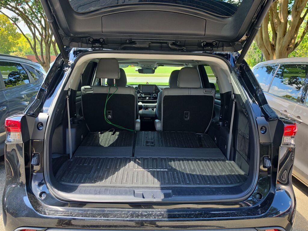 Used 2020 Toyota Highlander XLE AWD/4WD image 9