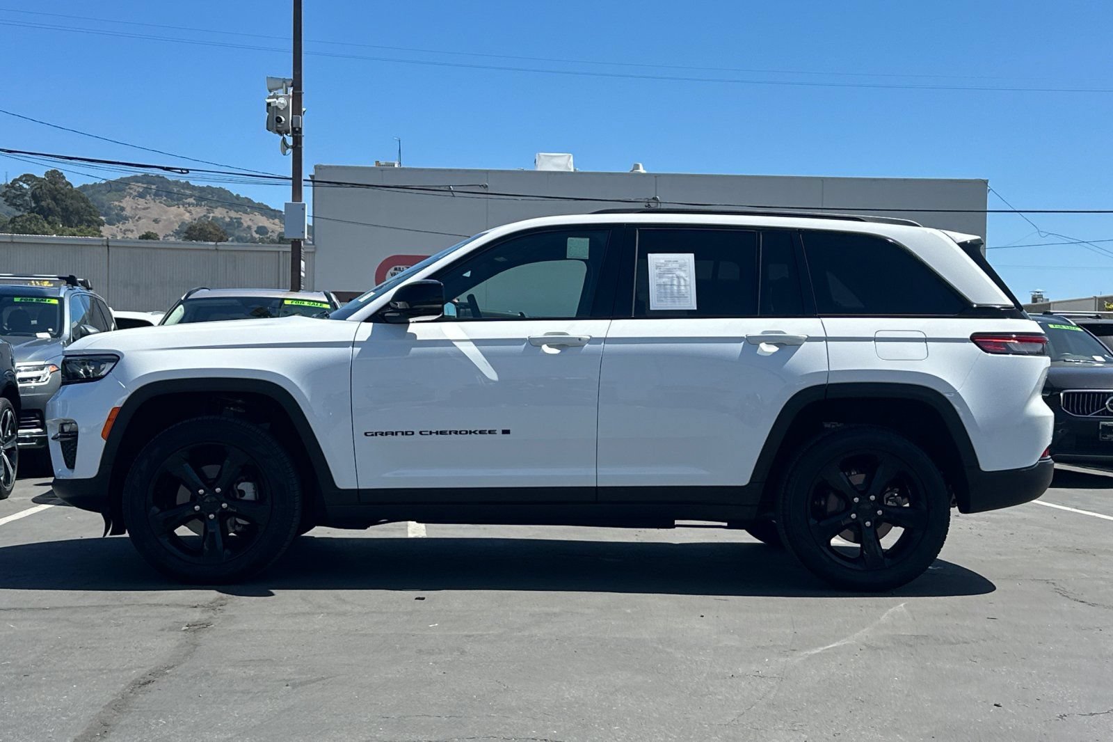 Used 2025 Jeep Grand Cherokee Limited w/ Black Appearance Package AWD/4WD image 5