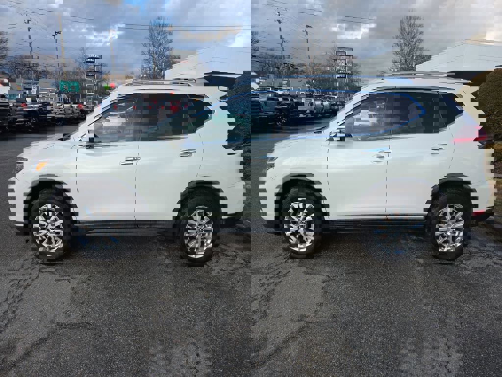 Used 2018 Nissan Rogue SV image 2