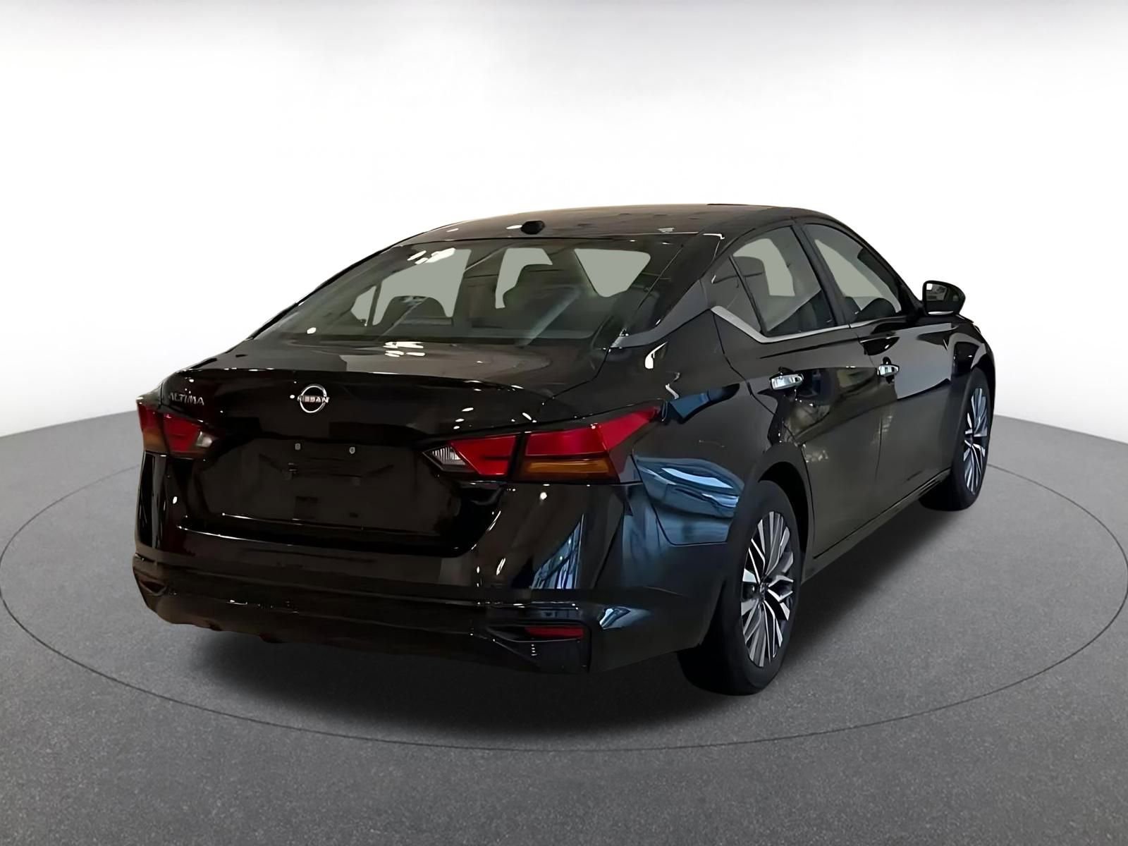 Used 2025 Nissan Altima 2.5 SV image 14