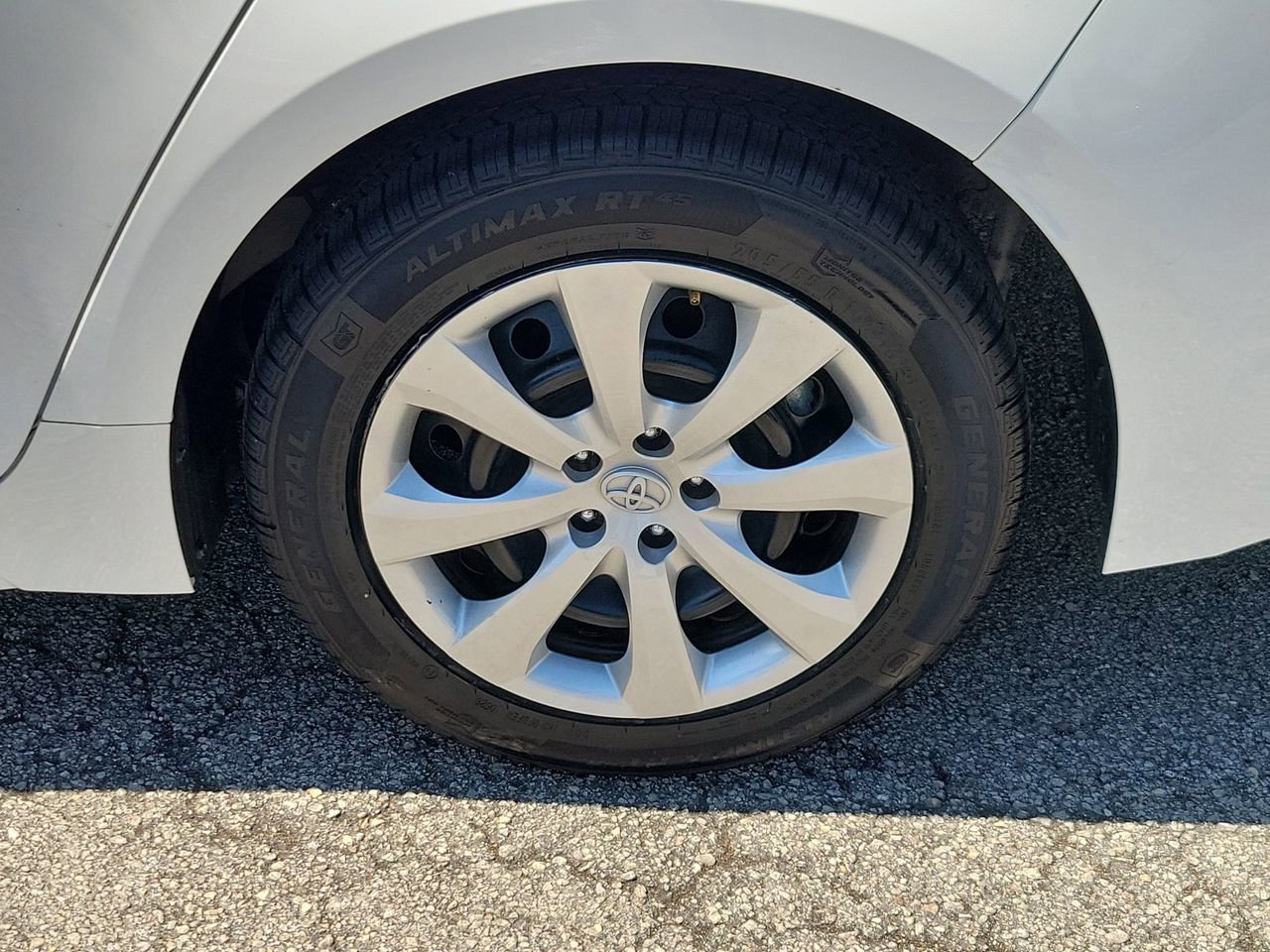 Used 2023 Toyota Corolla LE FWD image 5