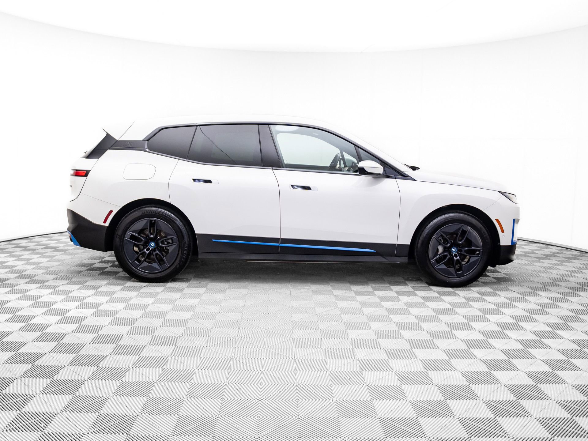 Used 2024 BMW iX xDrive50 w/ Convenience Package image 7