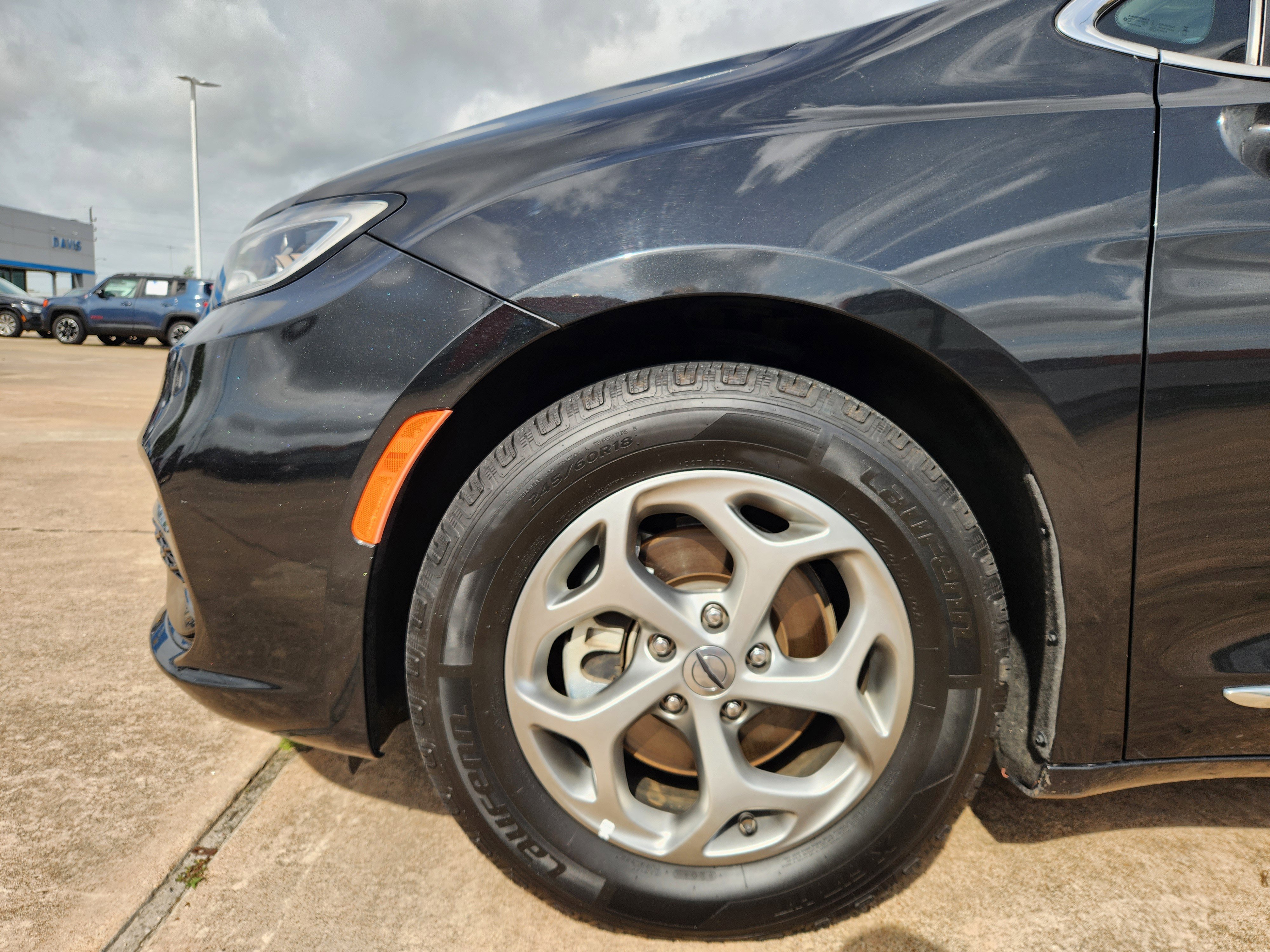 Used 2023 Chrysler Pacifica Limited FWD image 9