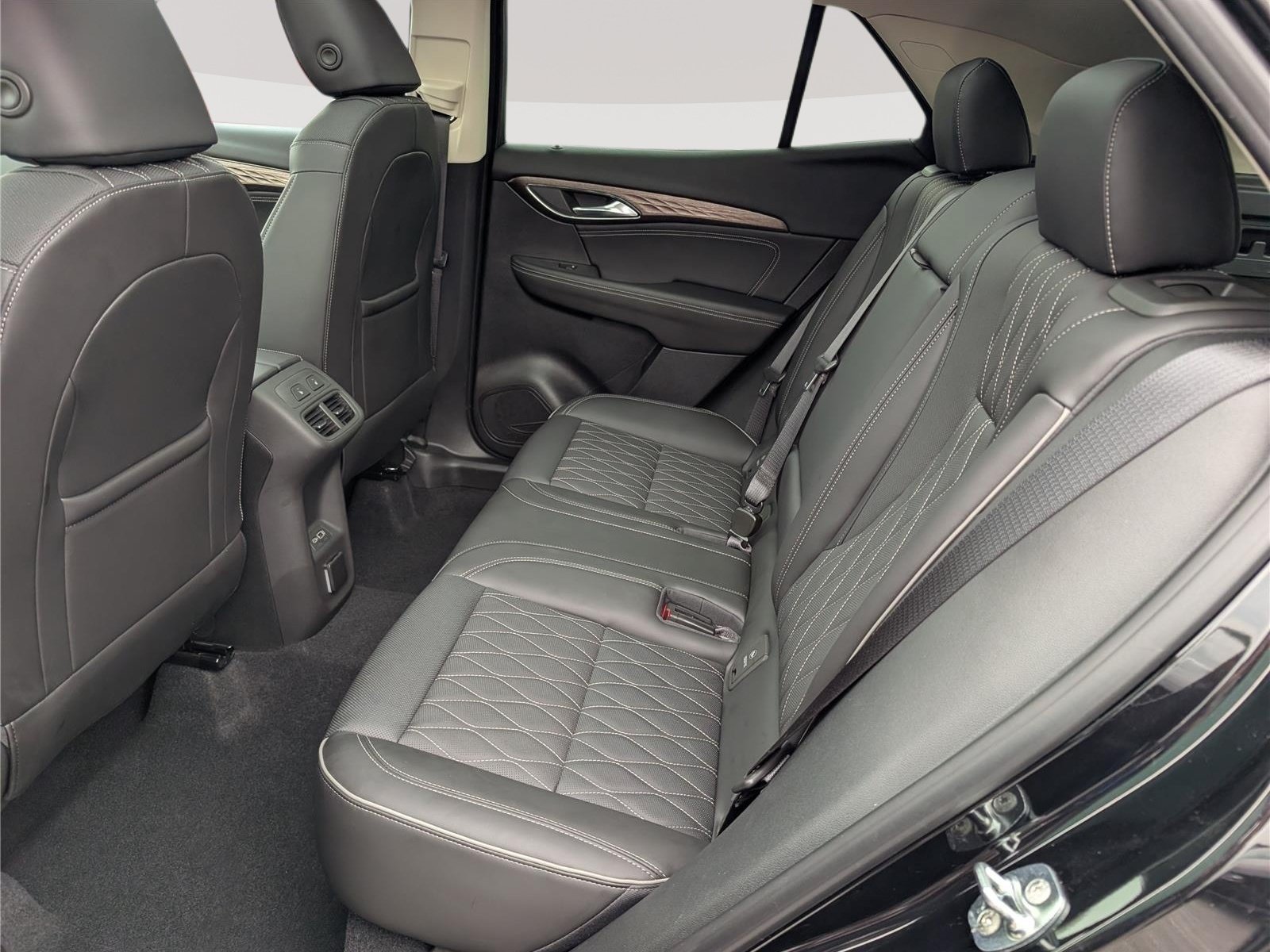 Used 2023 Buick Envision Avenir AWD/4WD image 16