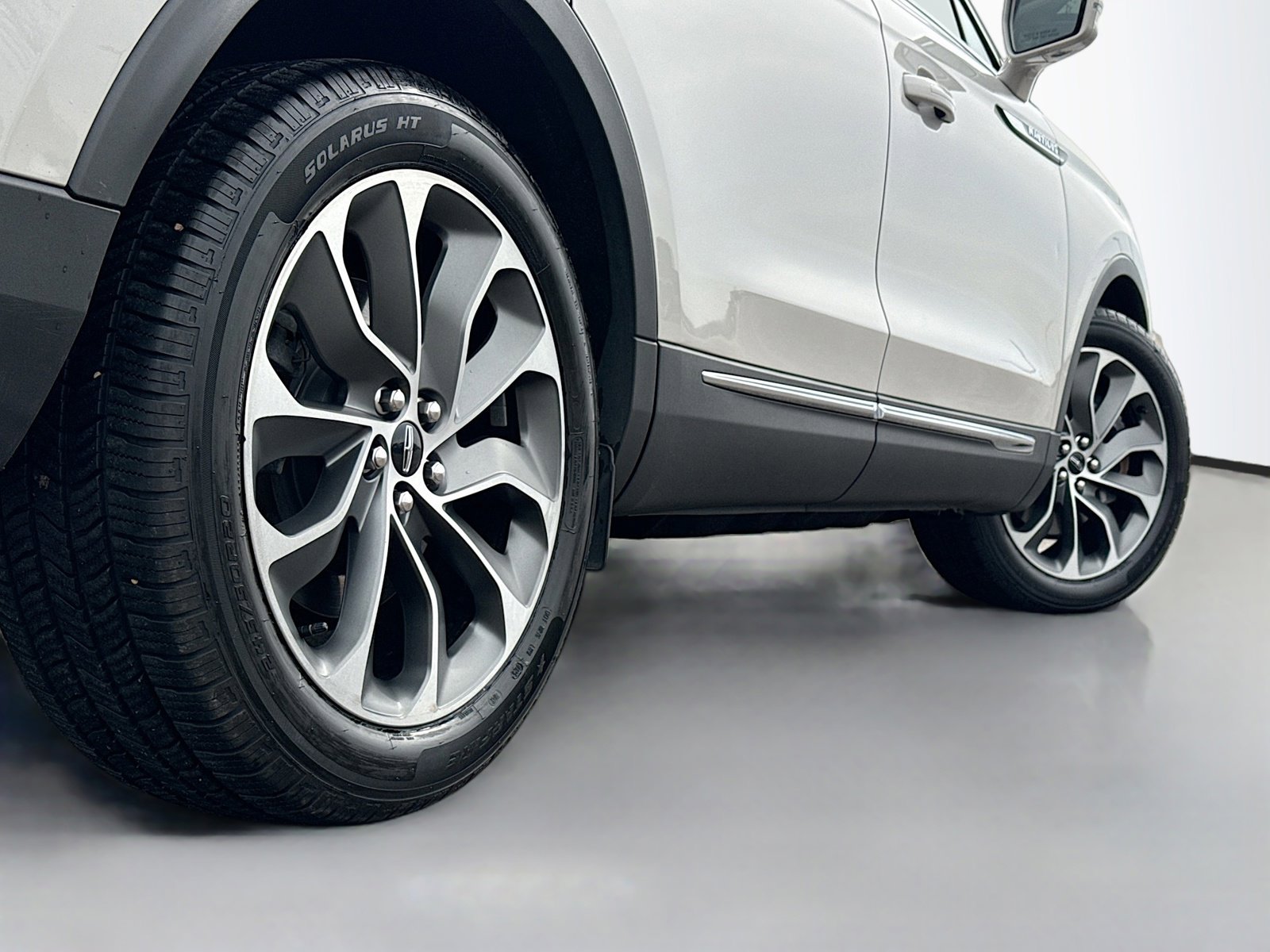 Used 2023 Lincoln Nautilus Reserve image 16