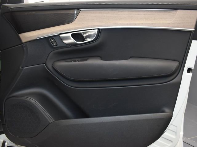 Used 2025 Volvo XC90 B5 Plus w/ Protection Package Premier image 14