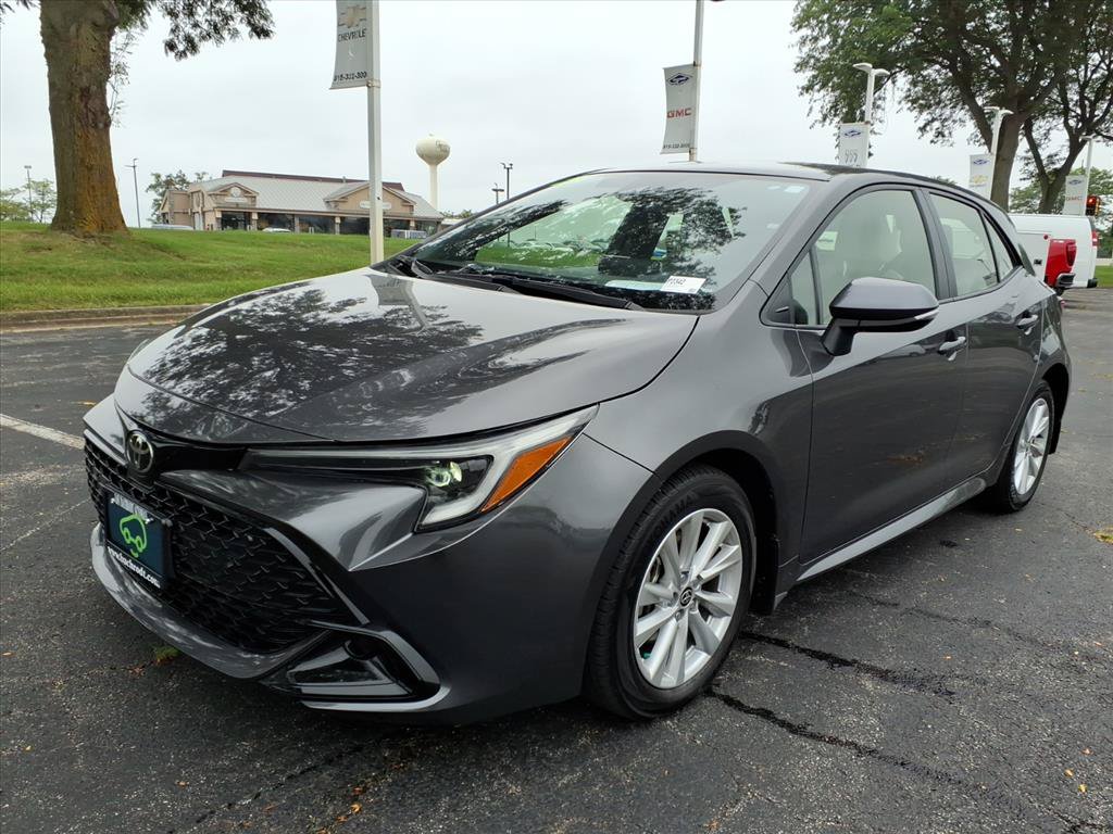 Used 2025 Toyota Corolla SE w/ SE Package FWD image 3