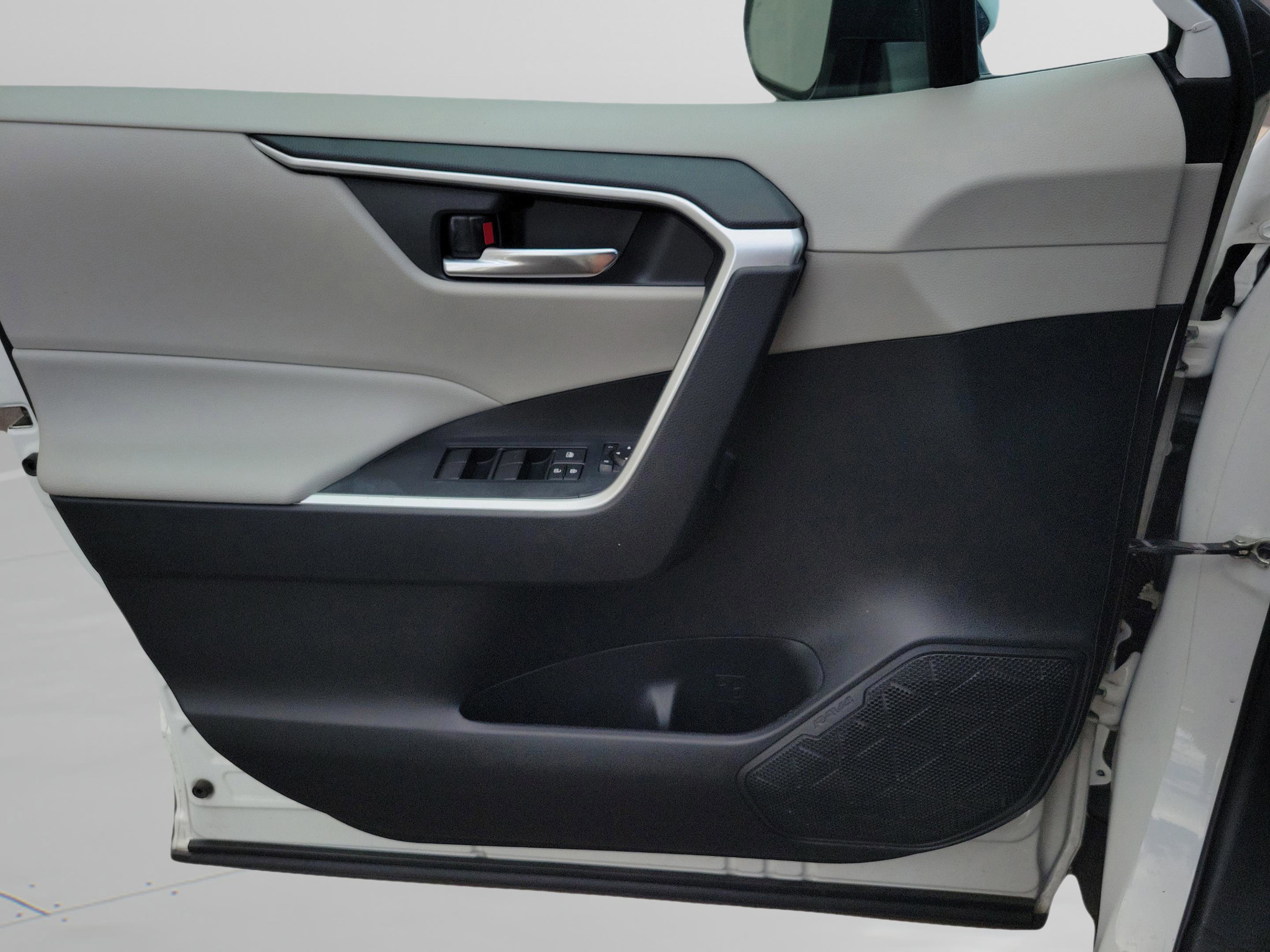 Used 2020 Toyota RAV4 XLE image 25