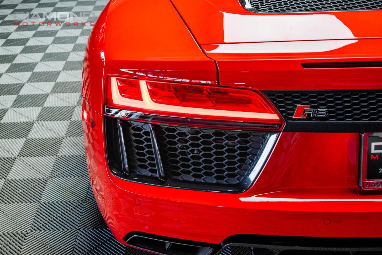 Used 2018 Audi R8 V10 w/ Carbon Exterior Package image 48