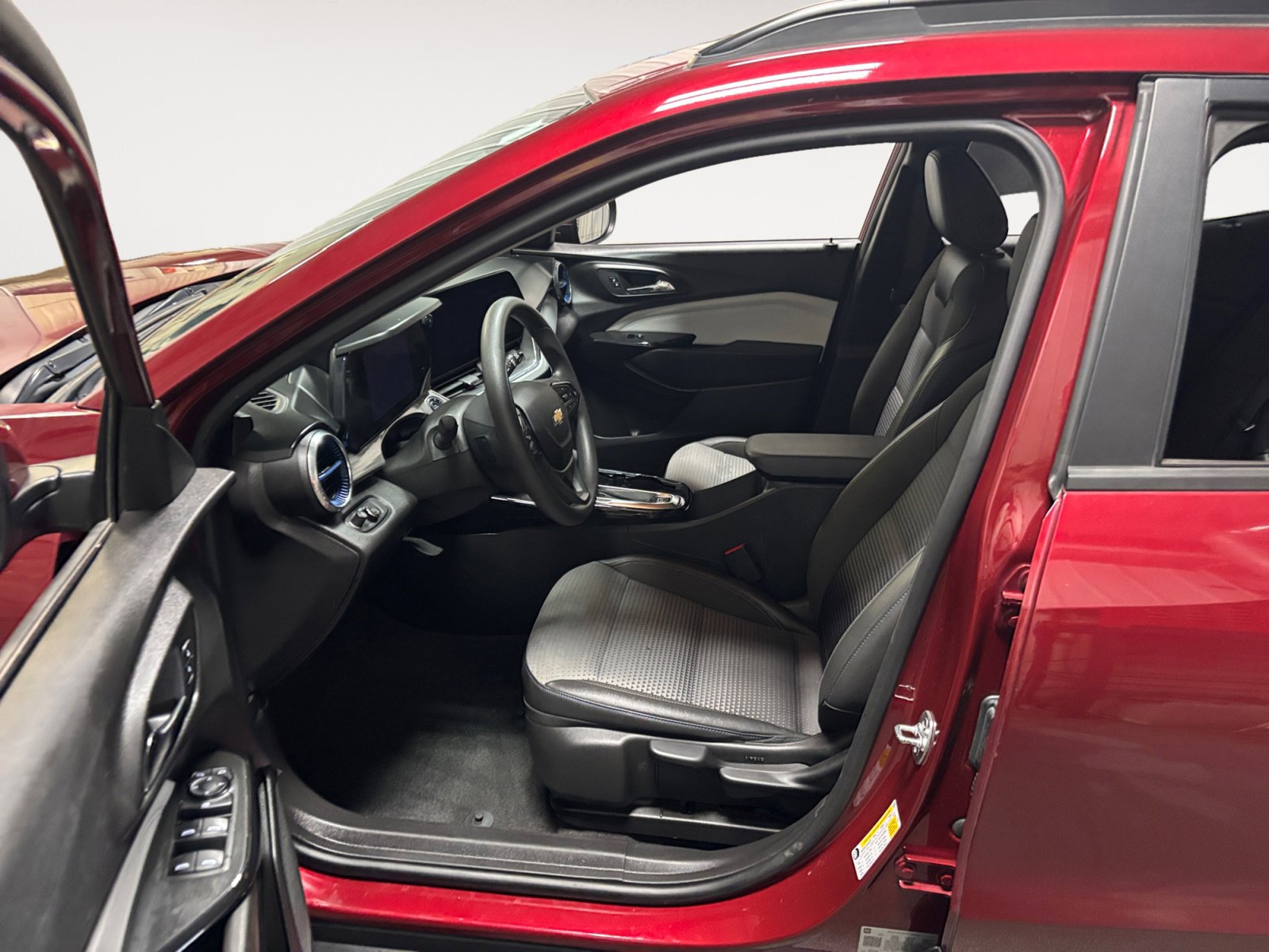 Used 2025 Chevrolet Trax LT image 9