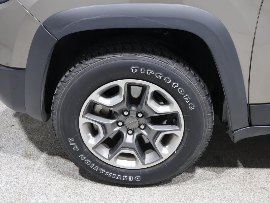 Used 2019 Jeep Cherokee Trailhawk w/ Cold Weather Group AWD/4WD image 8