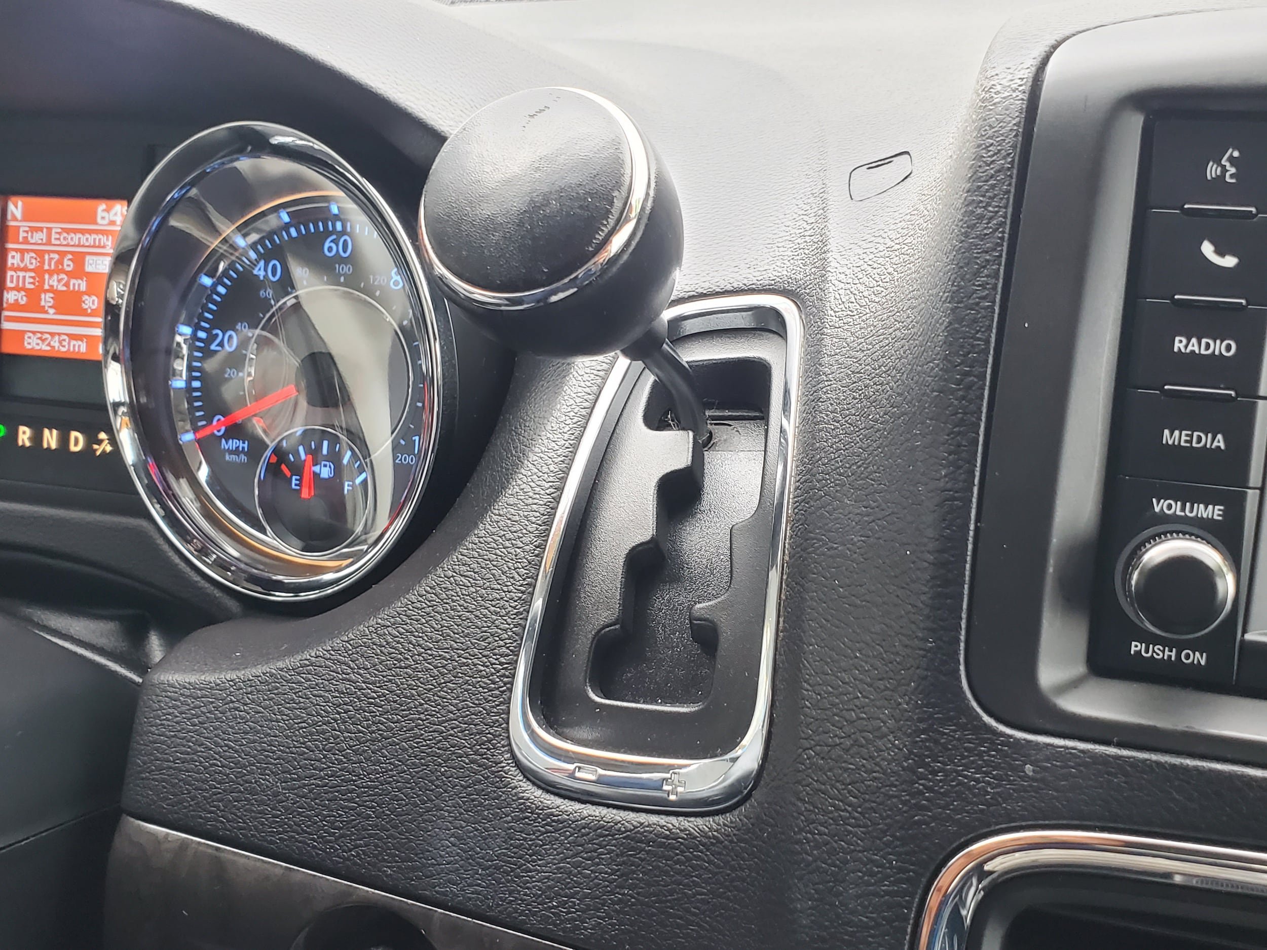 Used 2016 Chrysler Town & Country Touring FWD image 18