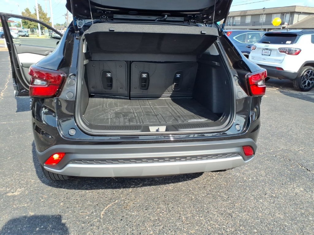 Used 2025 Chevrolet Trax LT w/ LT Convenience Package FWD image 21