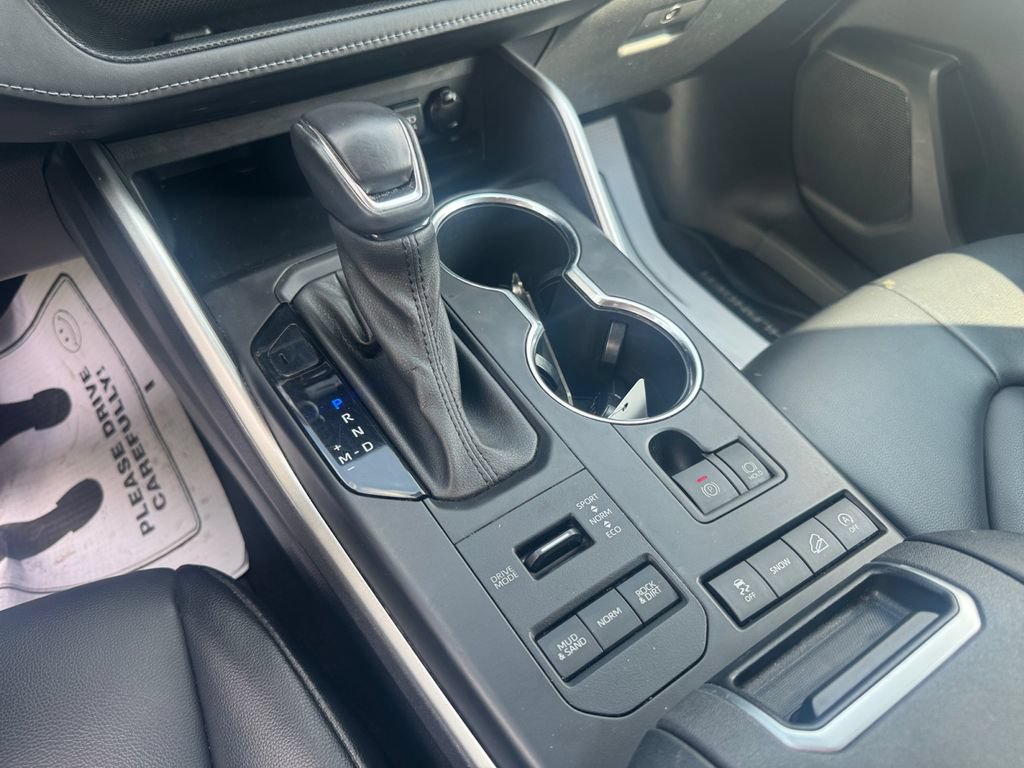 Used 2021 Toyota Highlander XLE AWD/4WD image 20
