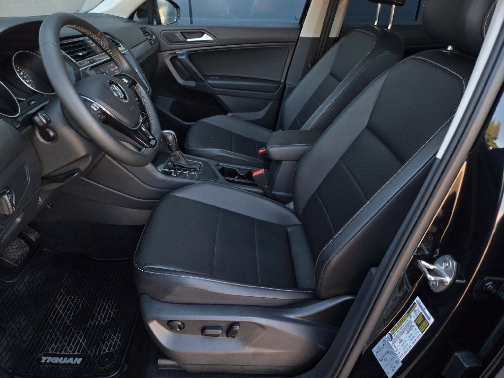 Used 2021 Volkswagen Tiguan SE w/ Panoramic Sunroof Package FWD image 18